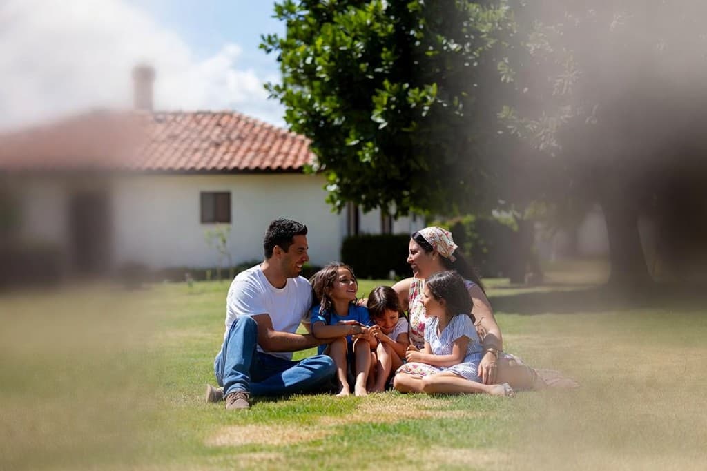 Family on a lawn illustrating tunnel vision — clear center with blurred peripheral vision, a common glaucoma symptom
